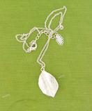 Leaf pendant necklace